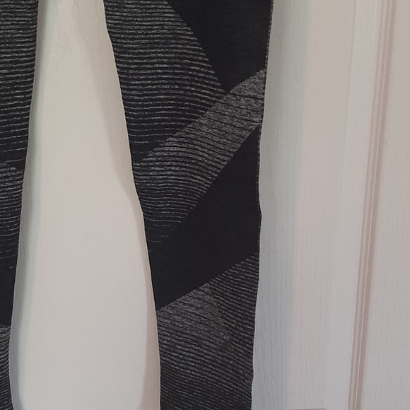 Athletic leggings - Picture 2 of 2